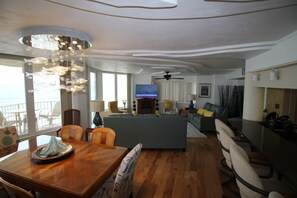 Smart-TV, Kamin, DVD-Player, Bücher