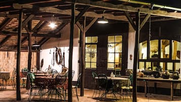 Se sirven desayunos, comidas y cenas con vista al jardín