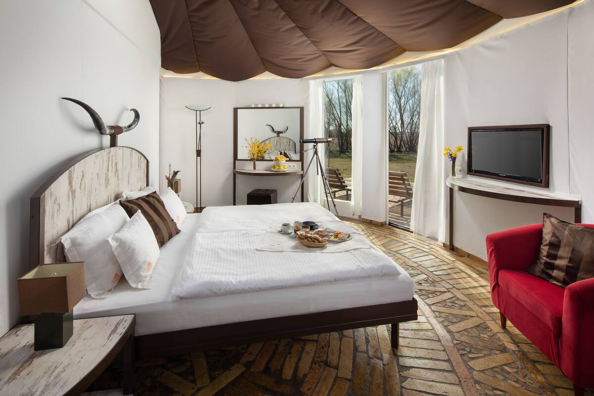 Luxury Yurt Easy Access | Minibar, in-room safe, desk, WiFi (free)