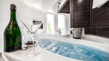 Jetted bathtub