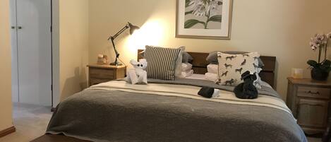 Comfort Duplex, 1 King Bed, Ensuite | 3 bedrooms, desk, iron/ironing board, free WiFi