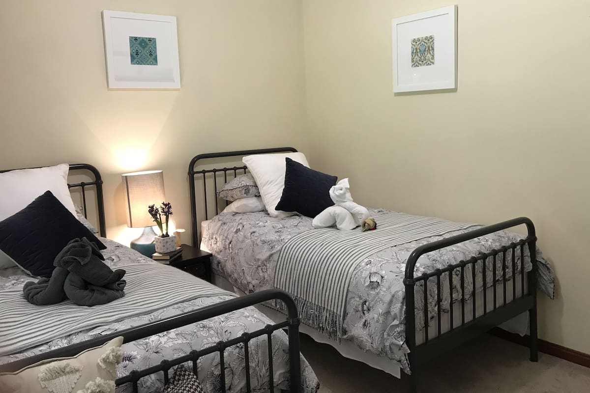 Comfort Twin kamer, 2 eenpersoonsbedden | 3 slaapkamers, een bureau, een strijkplank/strijkijzer, gratis wifi