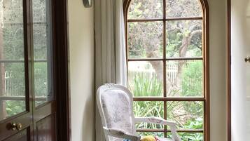 Comfort Duplex, 1 King Bed, Ensuite | 3 bedrooms, desk, iron/ironing board, free WiFi