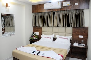 1 bedroom, premium bedding, desk, rollaway beds