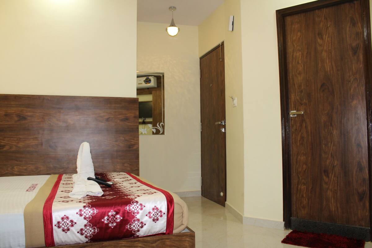 1 bedroom, premium bedding, desk, rollaway beds