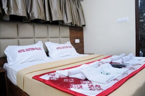 1 bedroom, premium bedding, desk, rollaway beds