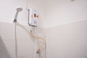Habitación familiar | Ducha del cuarto de baño