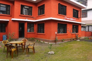 Breakfast, lunch, dinner served; international cuisine, garden views