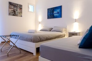 Comfort Üç Kişilik Oda, Şehir Manzaralı | Kaliteli yatak takımı, masa, ses yalıtımı, ücretsiz kablosuz İnternet 