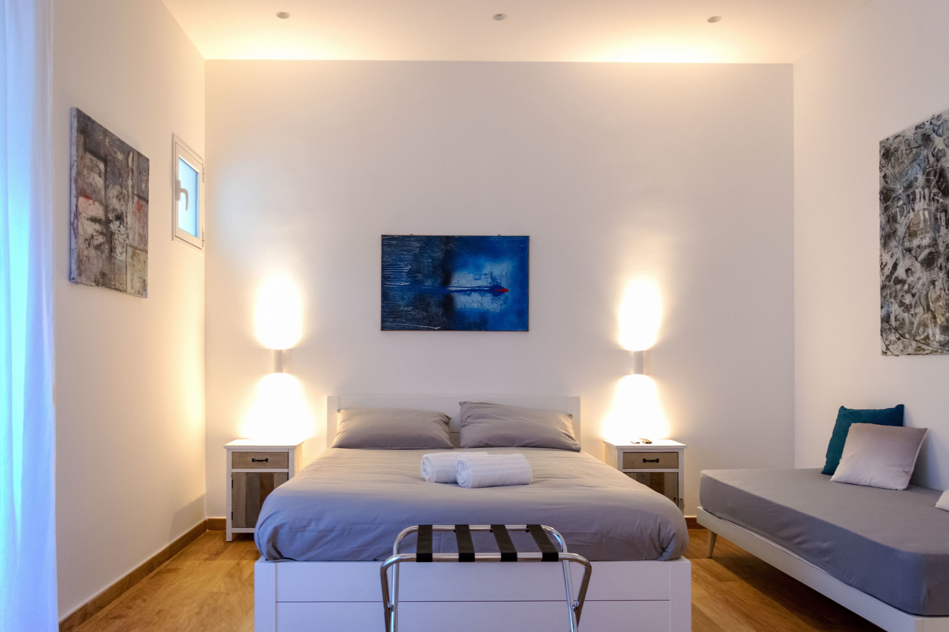 Kolmen hengen comfort-huone, kaupunkinäköala | Ylelliset vuodevaatteet, työpöytä, äänieristys, ilmainen Wi-Fi