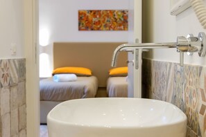 Deluxe Double or Twin Room, City View | Room amenity - Kala Rooms (Palermo)