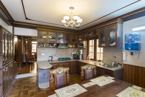 Sarapan ala kontinental setiap hari (USD 5 per orang)