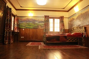 Kamar Double Deluks, 1 Tempat Tidur Double, bathtub | Minibar, meja kerja, dan Wi-Fi gratis