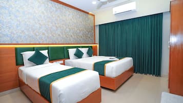 Habitación triple familiar, 1 habitación | 1 habitación, ropa de cama de alta calidad, edredón y escritorio