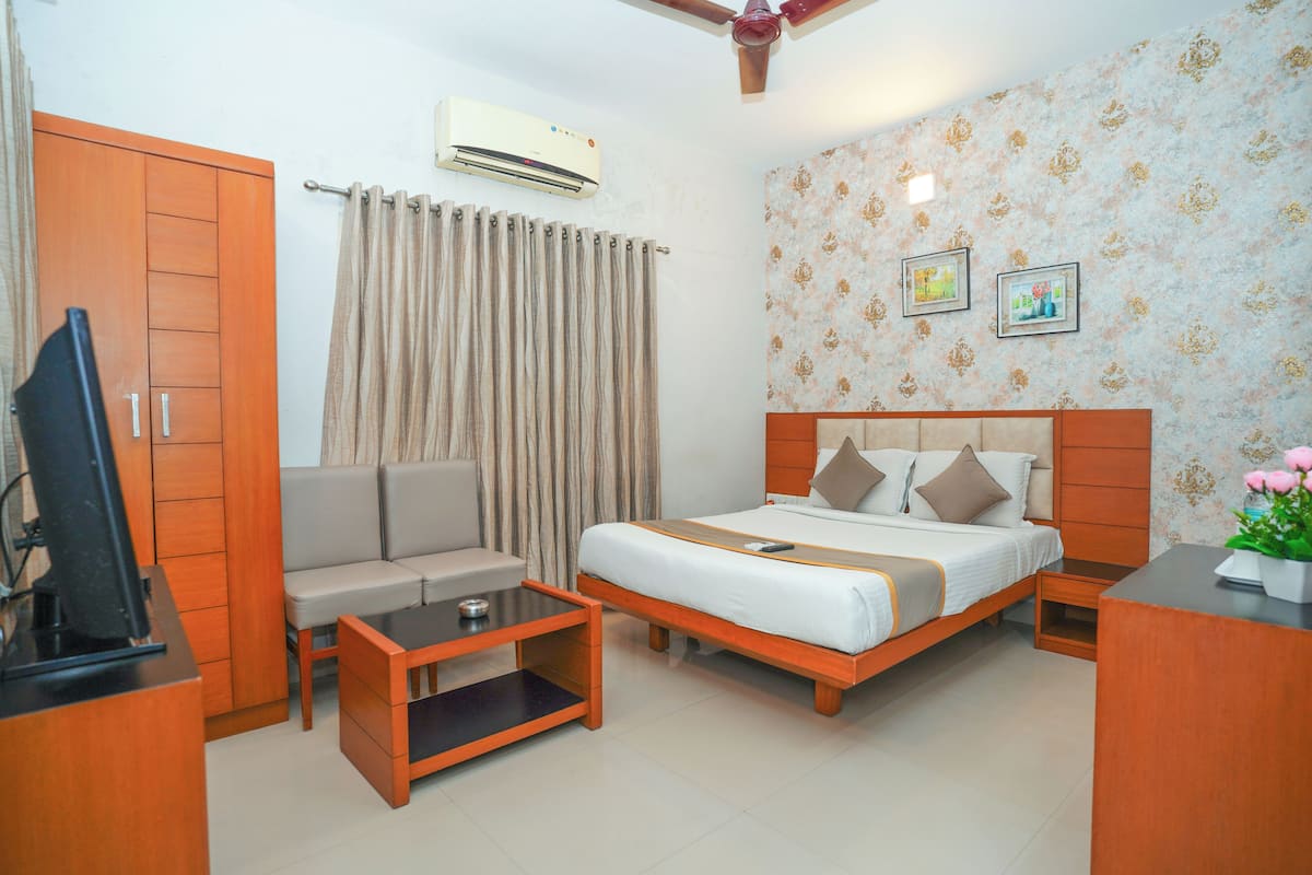1 bedroom, premium bedding, down duvets, desk