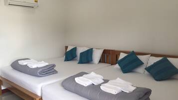 Twin Room  | Desk, free WiFi