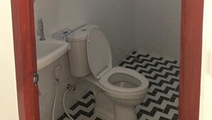Ein Badezimmer mit Toilette, Waschbecken und Dusche.