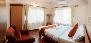 2 habitaciones, caja de seguridad en la habitación y escritorio 