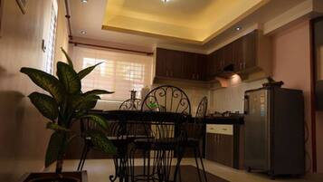 Deluxe Apartment, 2 Bedrooms, Kitchen, Garden Area | Family dining
