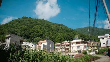 Zona residencial con casas y una colina al fondo.