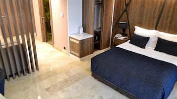 高級寢具、迷你吧、客房內保險箱、書桌