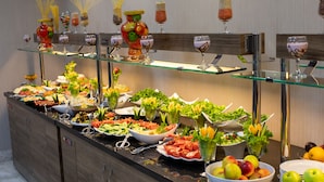 Ein Buffet mit verschiedenen Speisen und Getränken.