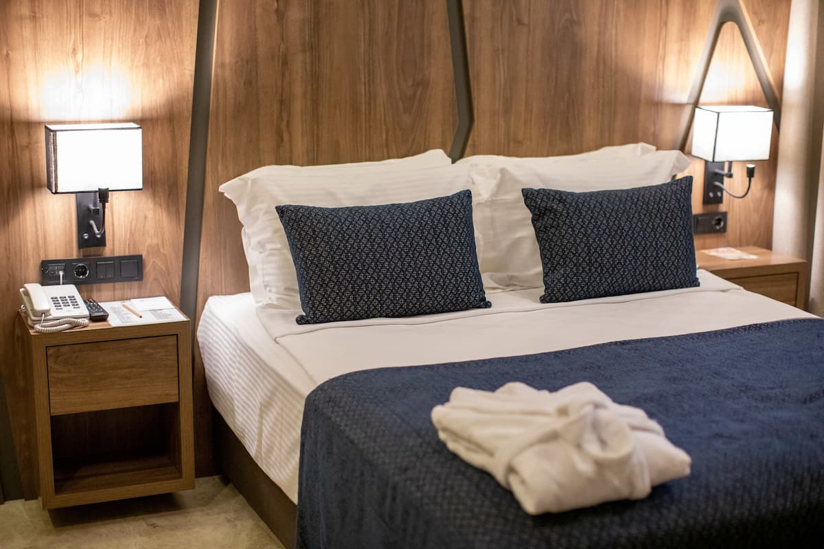 standard double room | 1 bedroom, premium bedding, minibar, in-room safe