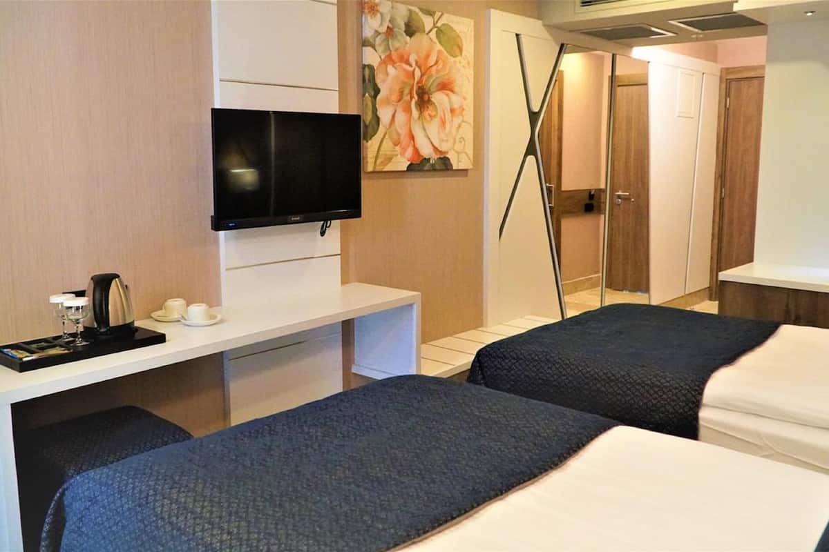 Standard Twin Room | Premium bedding, minibar, in-room safe, desk