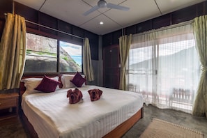 Deluxe Bungalow with Balcony | มินิบาร์, ตู้นิรภัยในห้องพัก, Wi-Fi ฟรี, ผ้าปูที่นอน