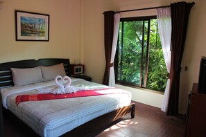 家庭房 | 迷你吧、客房内保险箱、办公桌、遮光窗帘