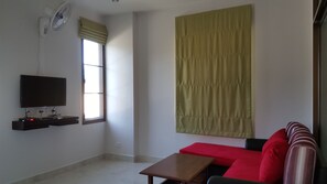 1-Bedroom Vacation Home  | Sala de estar | Televisión de pantalla plana 