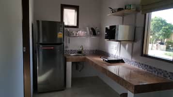 1-Bedroom Vacation Home | Dapur peribadi | Pembancuh kopi/teh, peti sejuk, ketuhar gelombang mikro, dapur