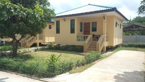 Vista frontal de la propiedad