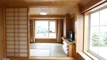 Desk, blackout curtains, free WiFi