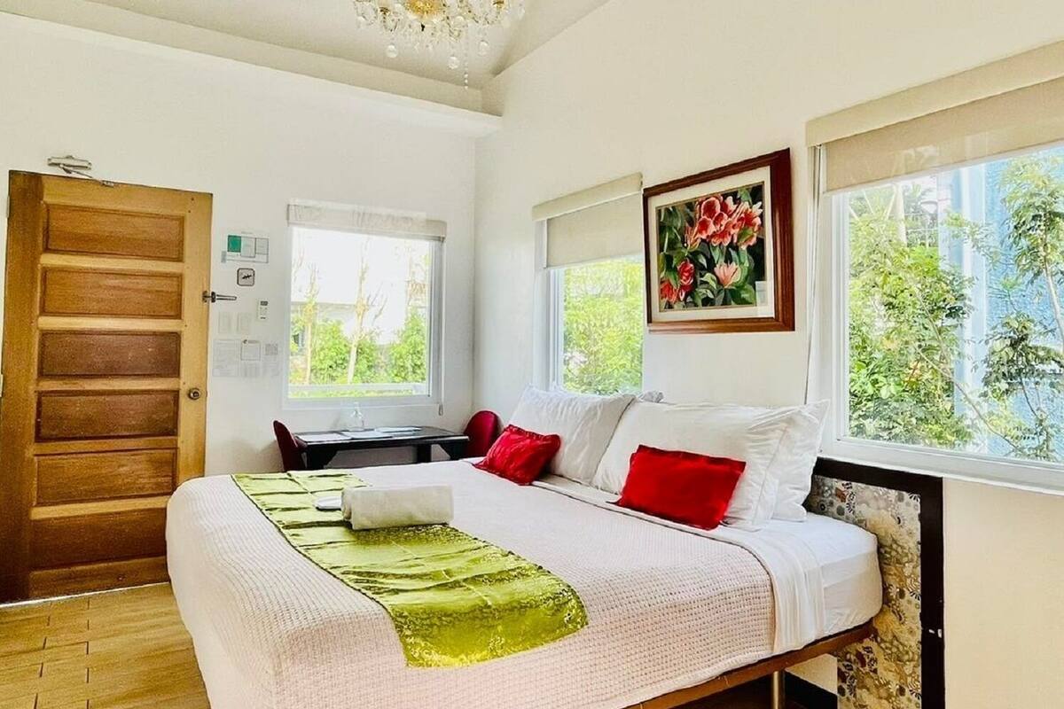 Standard Room, 1 King Bed | Desk, iron/ironing board, free cribs/infant beds, free WiFi