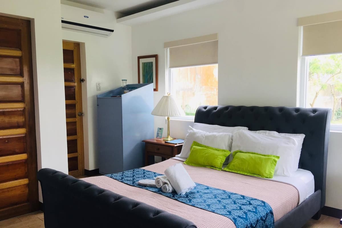 Chambre Standard, 1 grand lit | Bureau, fer et planche à repasser, lit de bébé (gratuit)