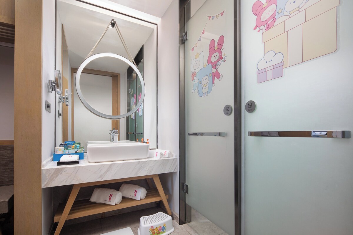 Une salle de bain équipée d’un lavabo, d’un miroir et d’un espace pour ranger les serviettes.