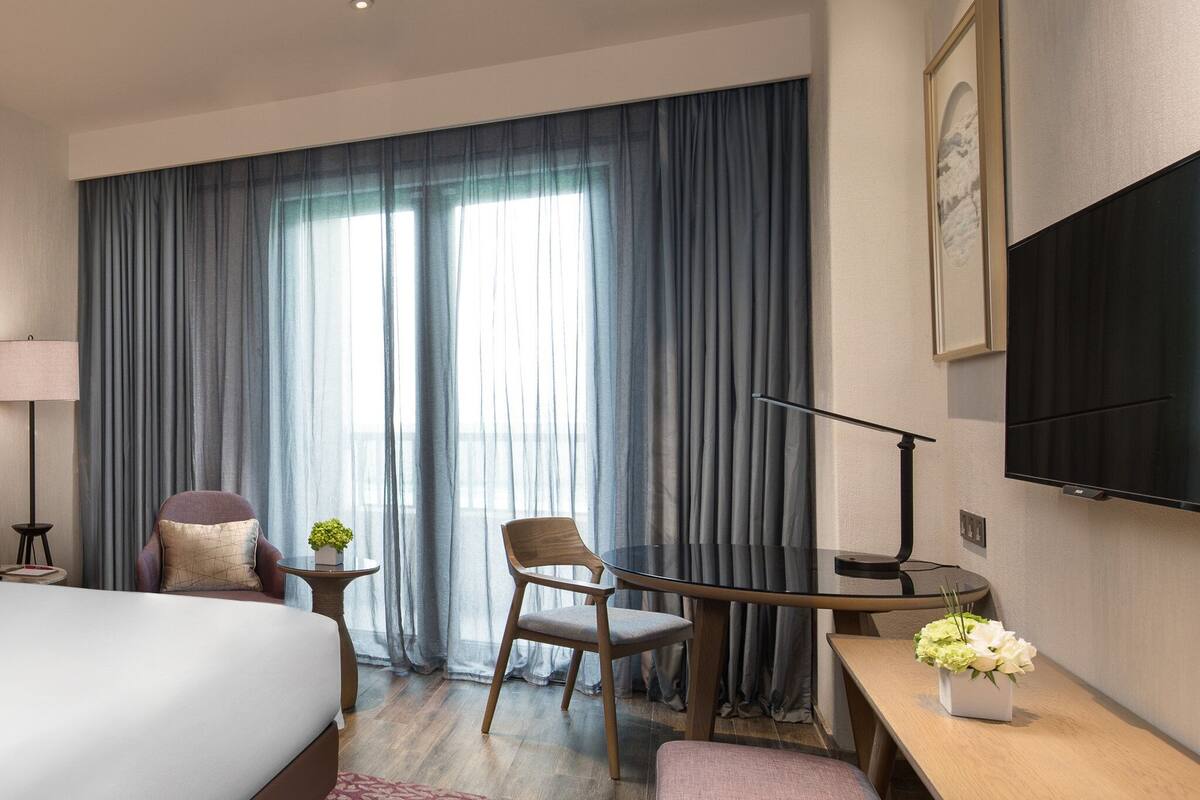 Seprai premium, selimut bulu angsa, minibar, dan brankas