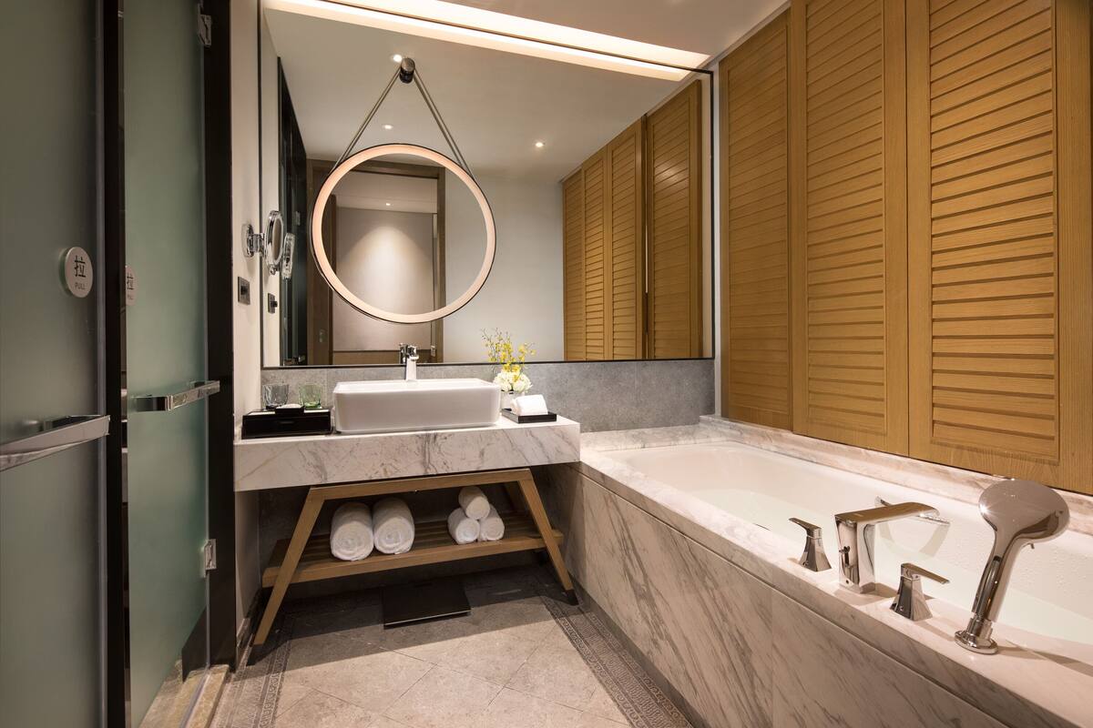 Seprai premium, selimut bulu angsa, minibar, dan brankas