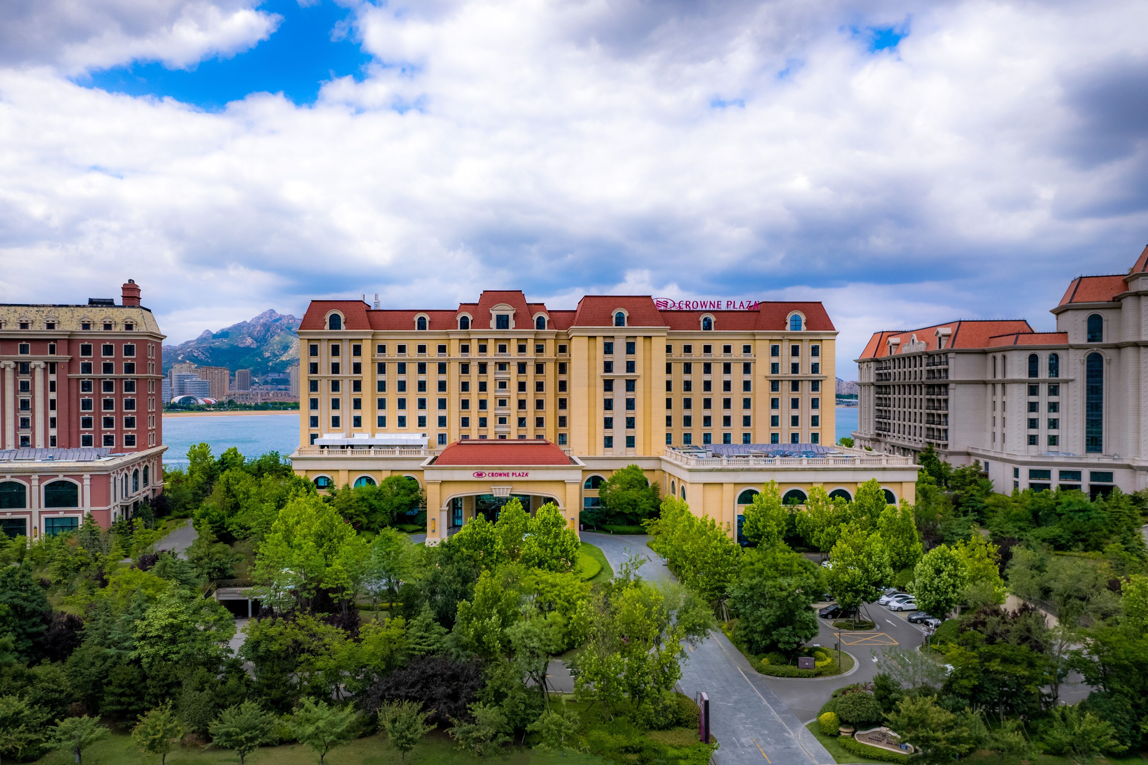 Un hôtel doté d’une cour intérieure, de plusieurs bâtiments et surplombant un paysage montagneux.