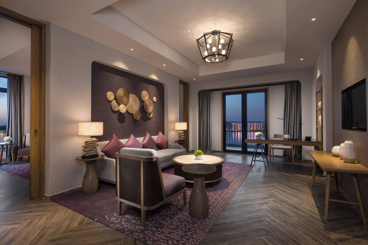 Suite, 1 Tempat Tidur King, bathtub difabel, Akses Club Lounge | Seprai premium, selimut bulu angsa, minibar, dan brankas
