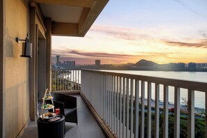 Premium bedding, down duvets, minibar, in-room safe - Crowne Plaza Qingdao Oriental Movie Metropolis by IHG (Qingdao)