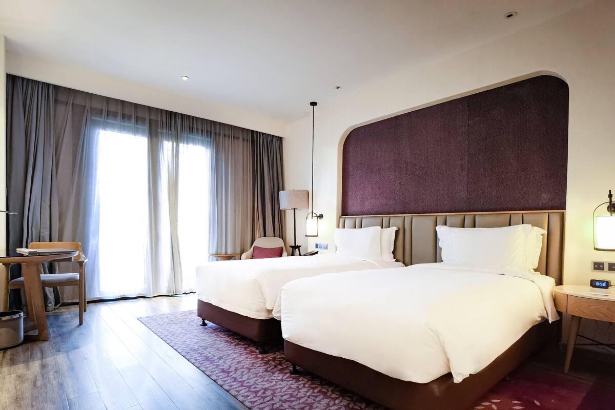 Kamar Standar, 2 Tempat Tidur Twin | Seprai premium, selimut bulu angsa, minibar, dan brankas