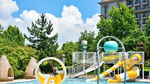 Une piscine avec des toboggans et une aire de jeux.