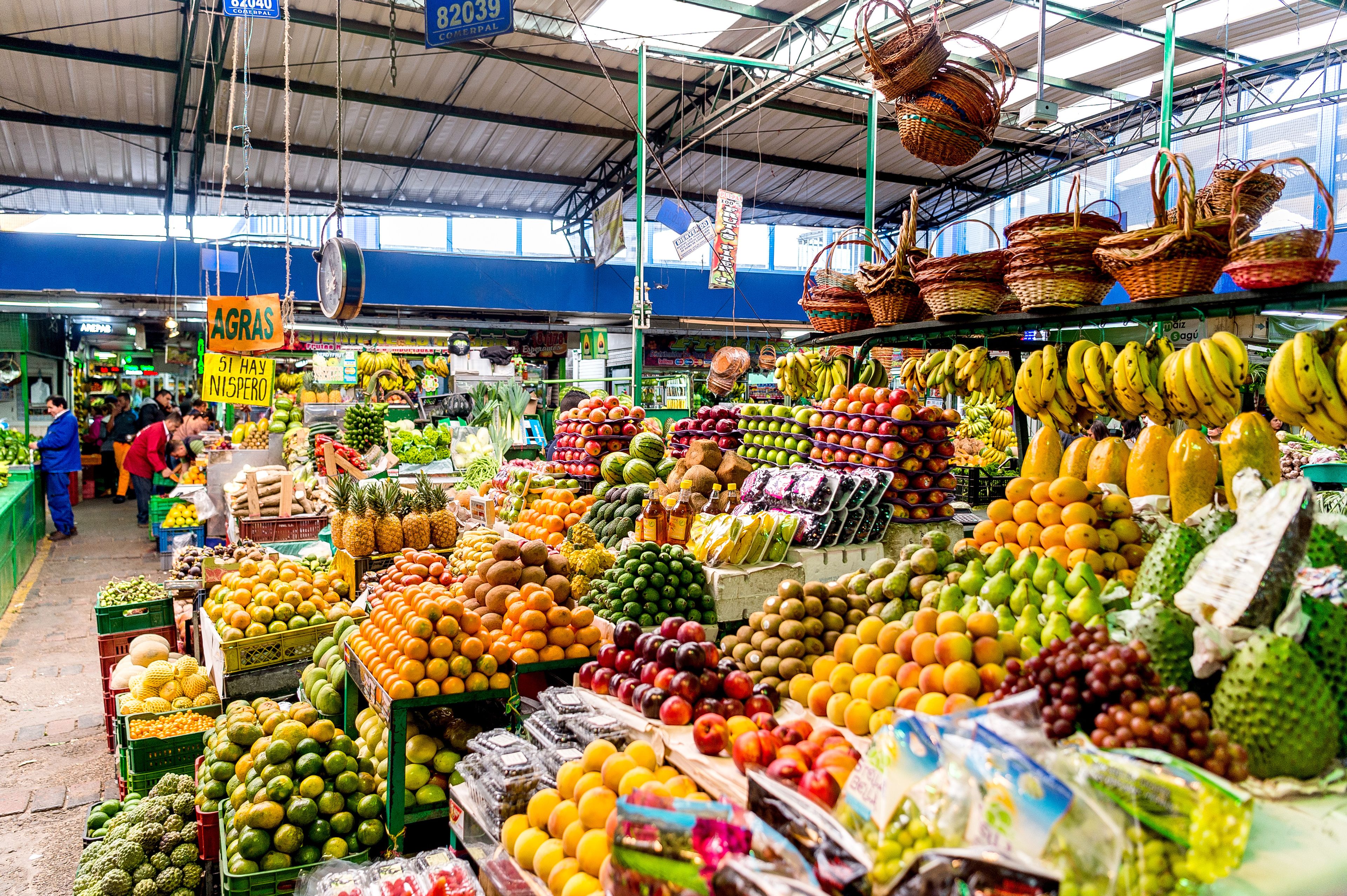Een markt met diverse soorten fruit en groenten.