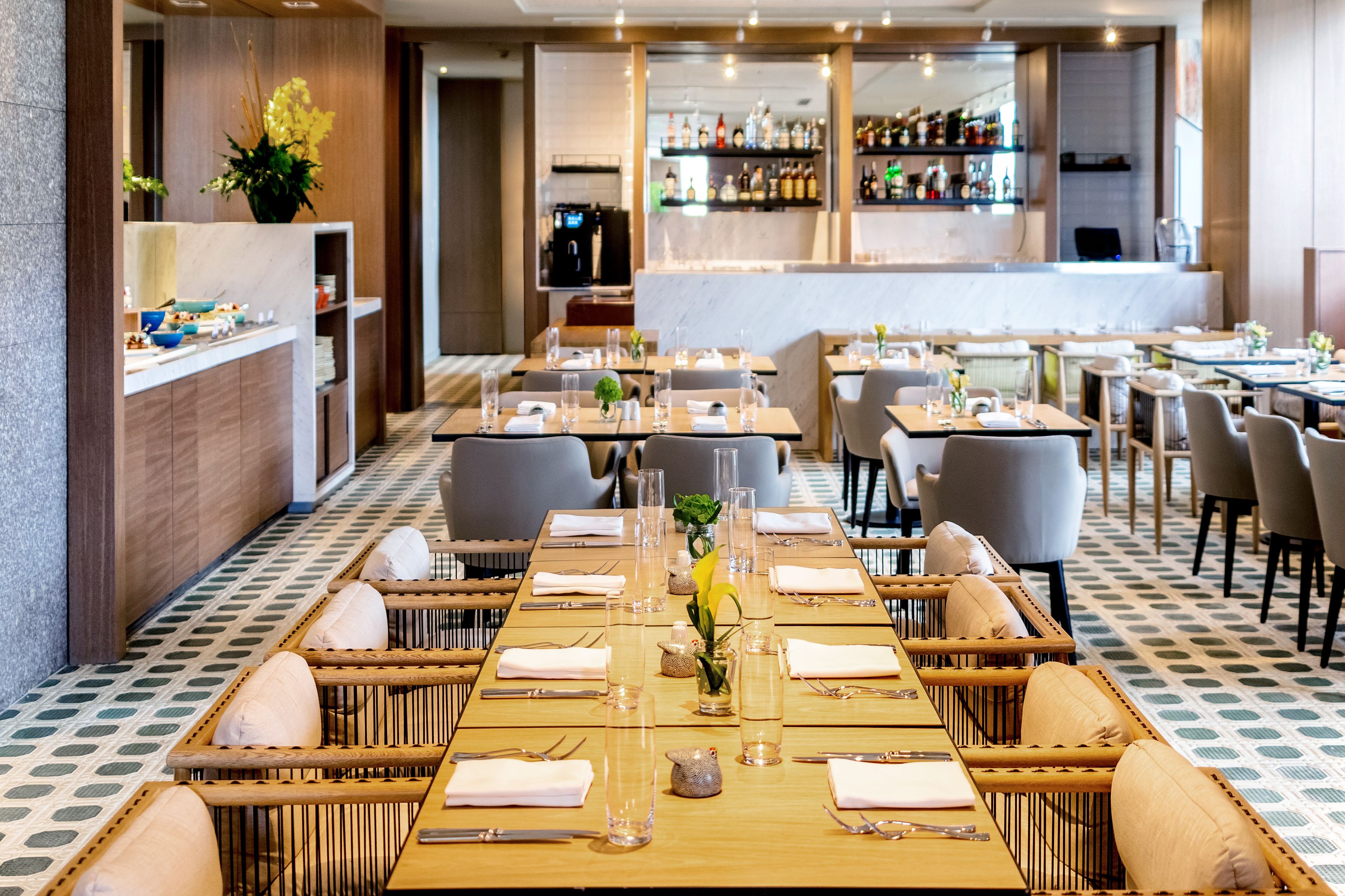 Un restaurante con barra, mesas y sillas de madera.