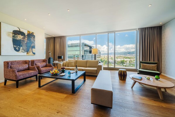 Premium bedding, down duvets, free minibar items, in-room safe