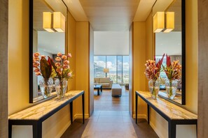 Ropa de cama de alta calidad, cubrecamas y artículos del minibar gratis