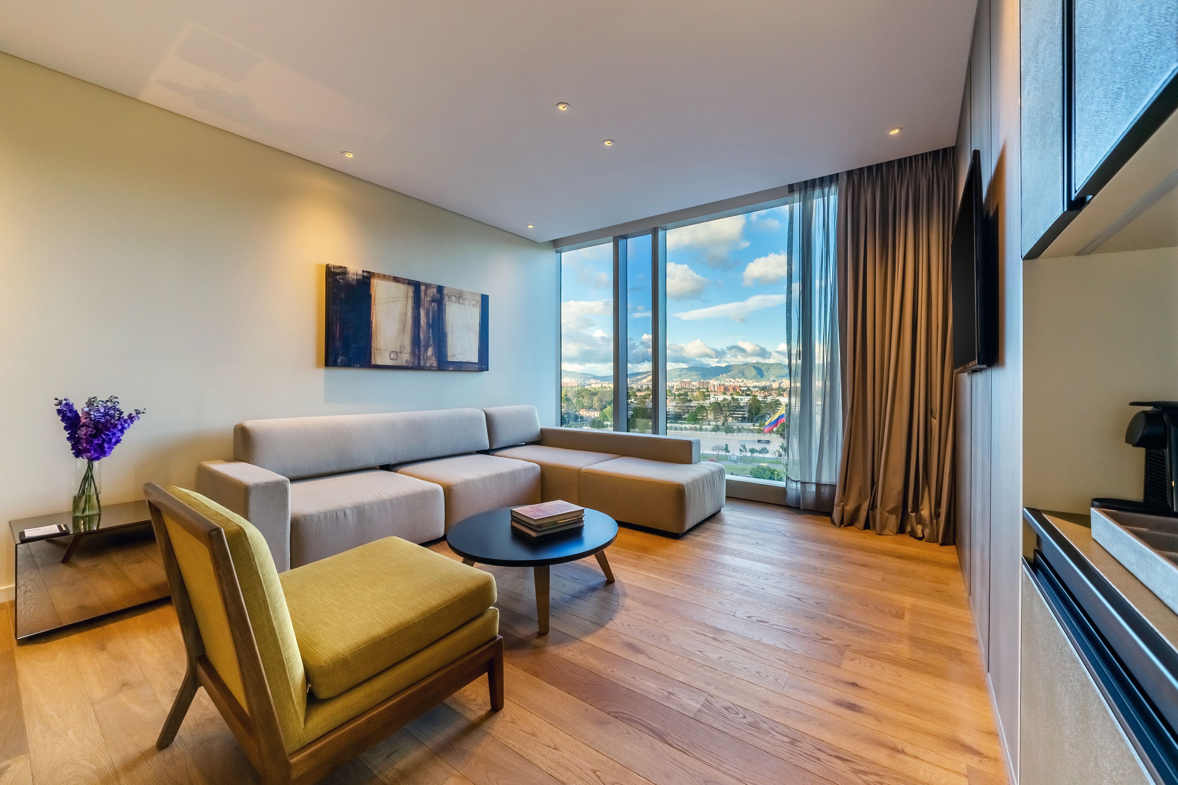 Una sala de estar moderna con un sofá, un sillón y una mesa de centro.