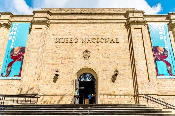 La entrada al Museo Nacional, con un arco imponente y banderines.